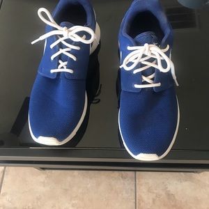 Women’s blue roche run sneakers.